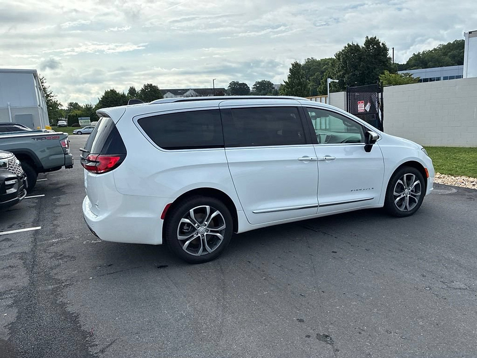 Used 2026 Chrysler Pacifica Pinnacle AWD/4WD image 15