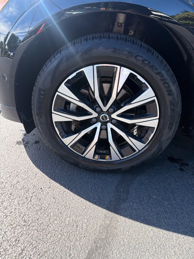 Certified 2024 Volvo XC60 B5 Plus w/ Protection Package Premier AWD/4WD image 4