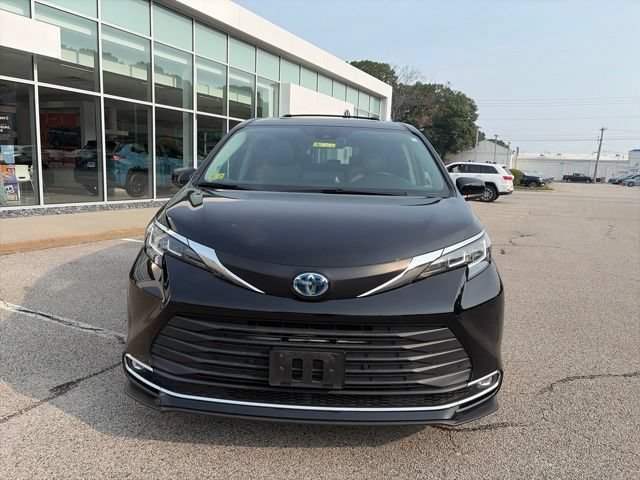 Used 2021 Toyota Sienna XLE w/ XLE Plus Package AWD/4WD image 4
