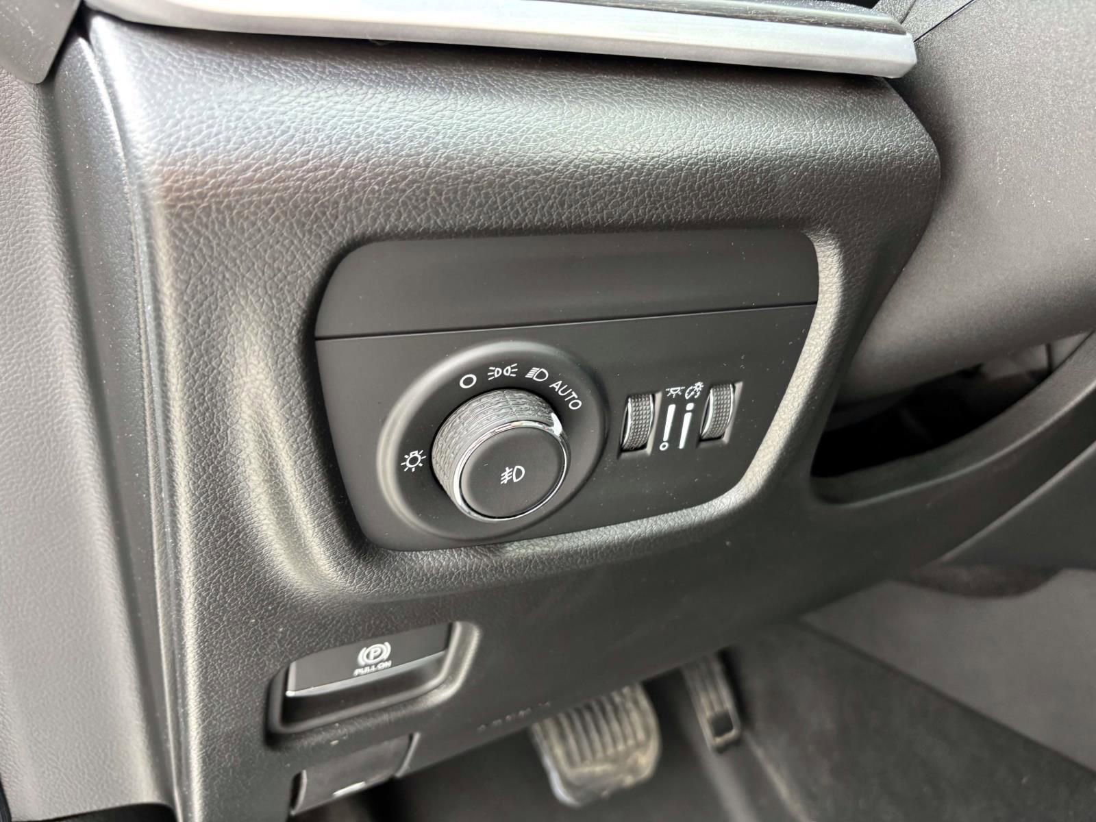 Used 2025 Jeep Grand Cherokee Limited w/ Luxury Tech Group II image 14