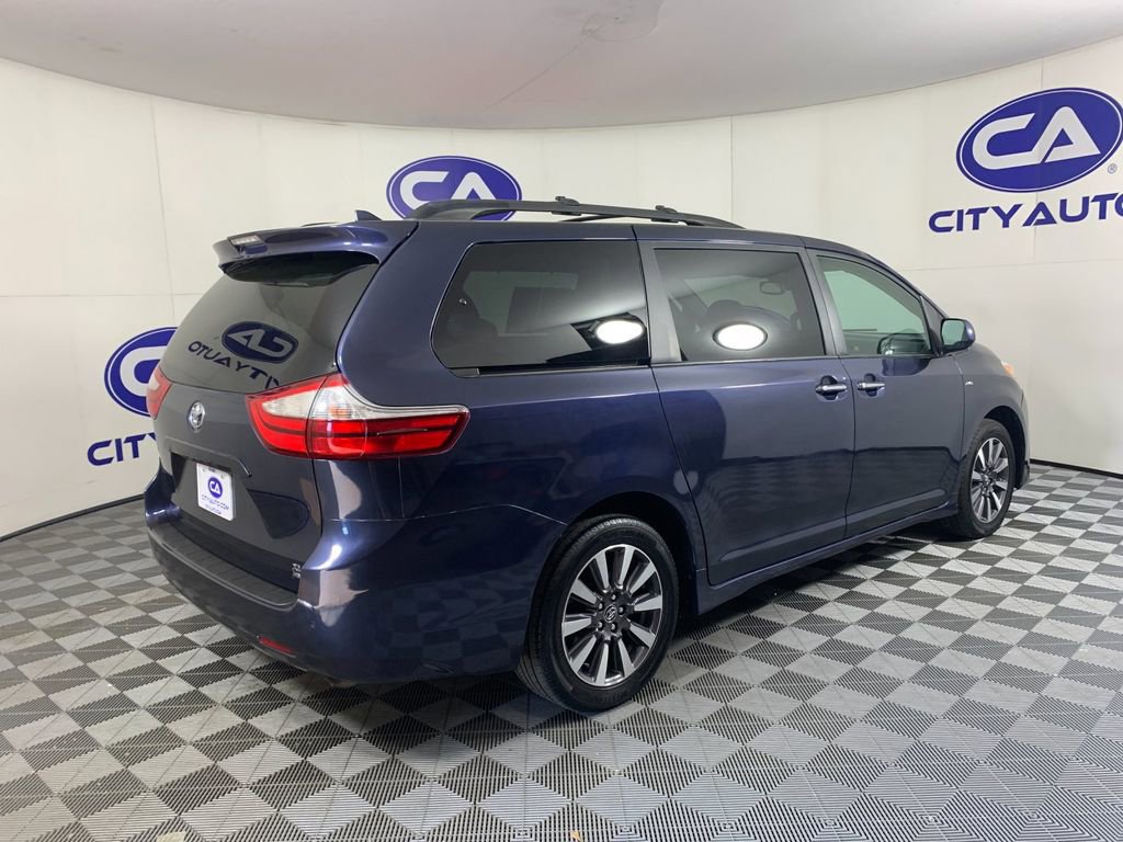 Used 2018 Toyota Sienna XLE Premium image 3