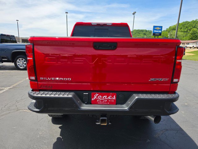 Used 2025 Chevrolet Silverado 2500 ZR2 w/ Technology Package AWD/4WD image 4
