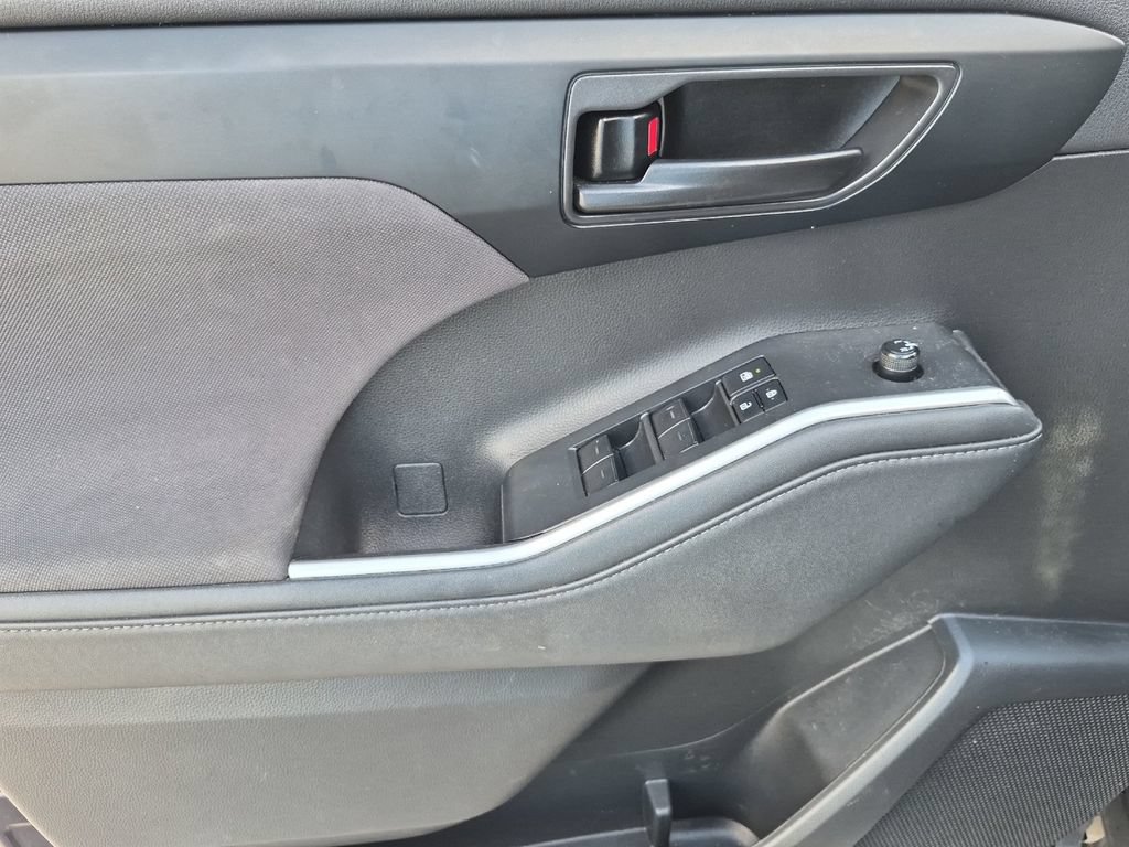 Used 2022 Toyota Highlander LE FWD image 11