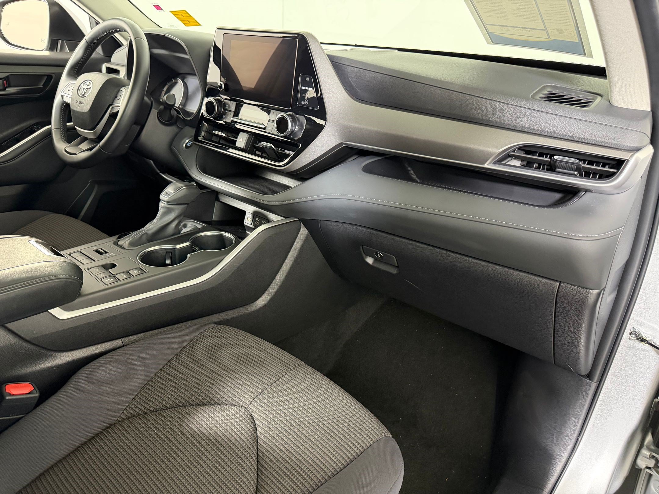 Used 2025 Toyota Highlander LE AWD/4WD image 26