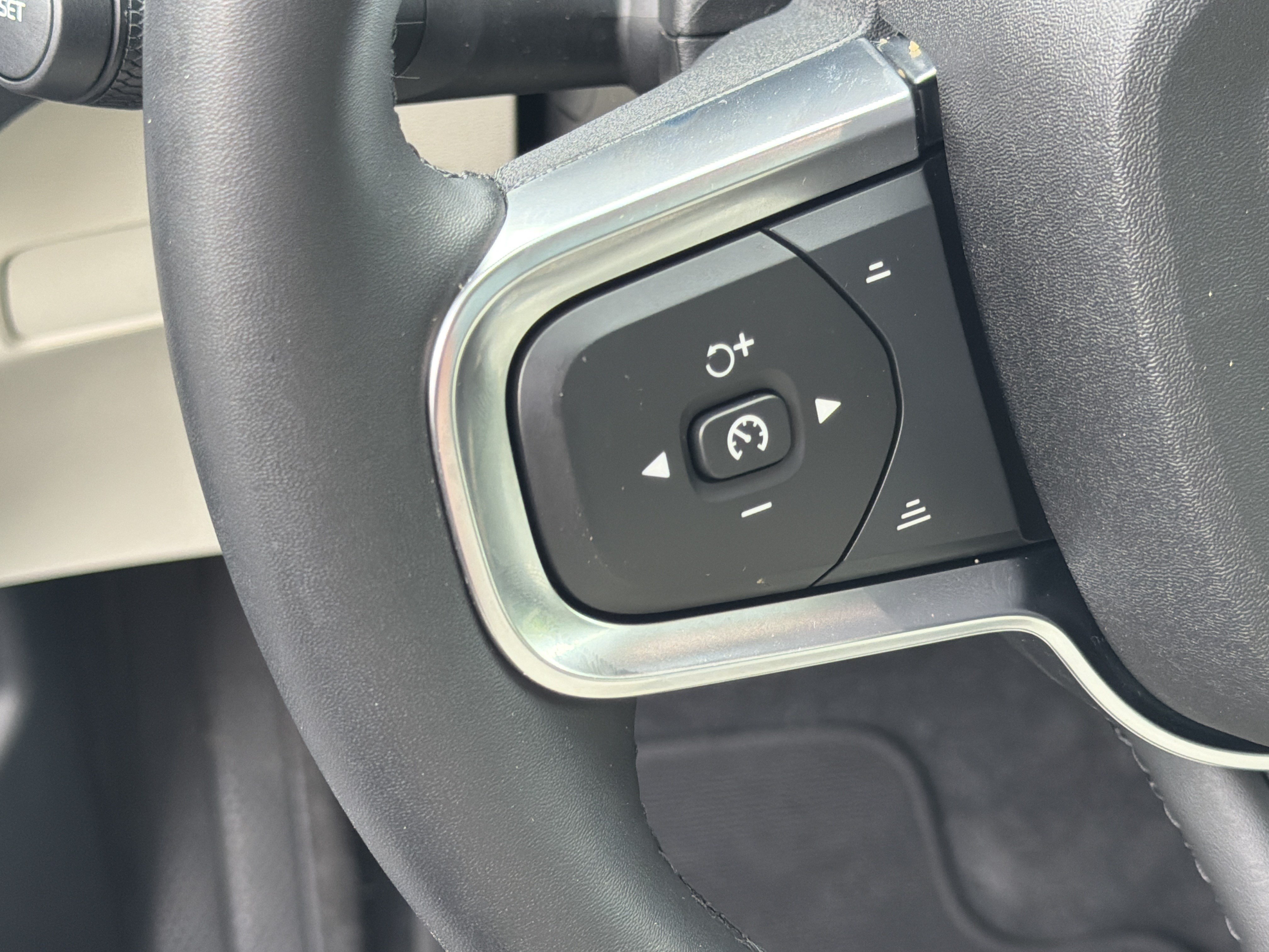 Certified 2023 Volvo XC40 B5 Plus AWD/4WD image 19