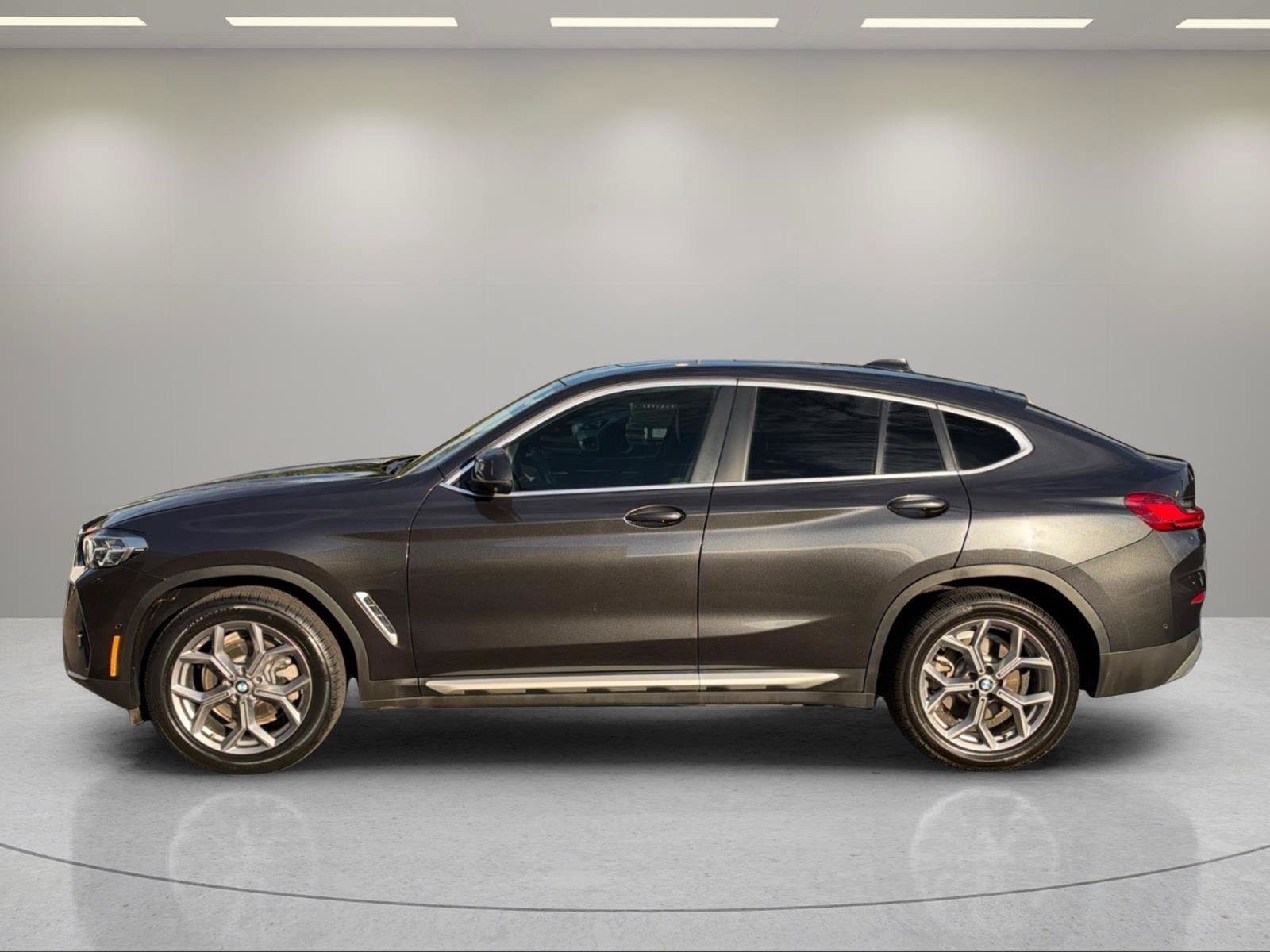 Used 2024 BMW X4 xDrive30i w/ Parking Assistance Package AWD/4WD image 2