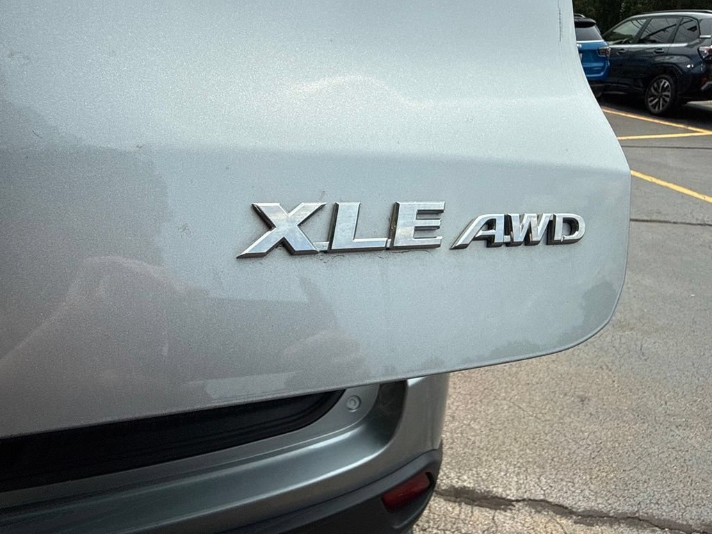 Used 2019 Toyota Highlander XLE AWD/4WD image 16