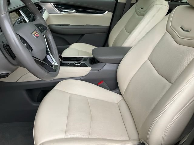 Used 2024 Cadillac XT6 Premium Luxury w/ Technology Package FWD image 5