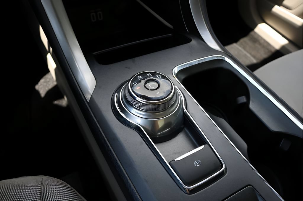 Used 2020 Ford Fusion SE FWD image 23