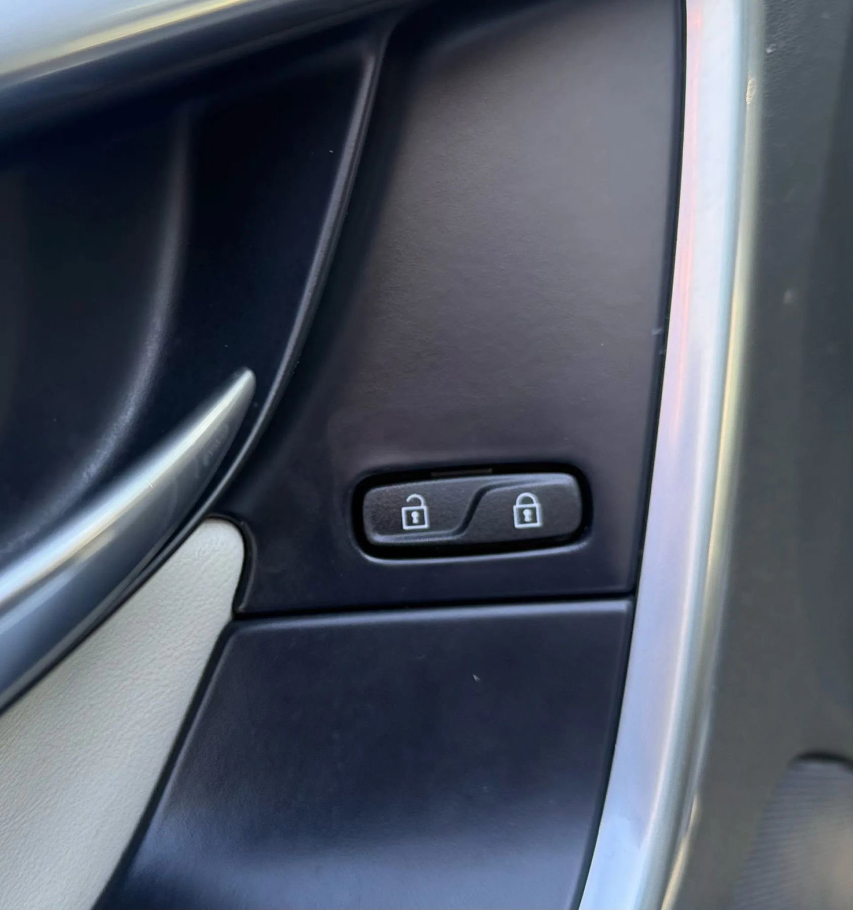 Used 2017 Volvo XC60 T5 Dynamic w/ Preferred Option Package image 24