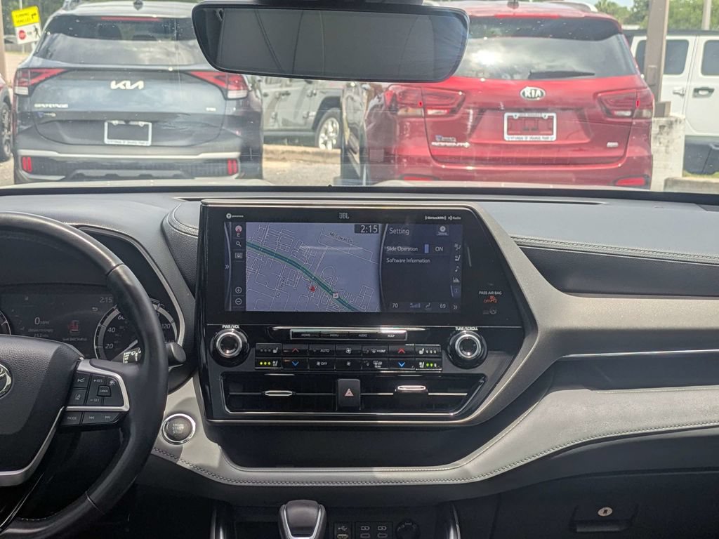 Used 2022 Toyota Highlander Limited FWD image 18