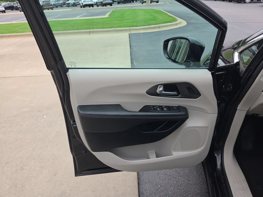 Used 2024 Chrysler Pacifica Touring-L FWD image 26