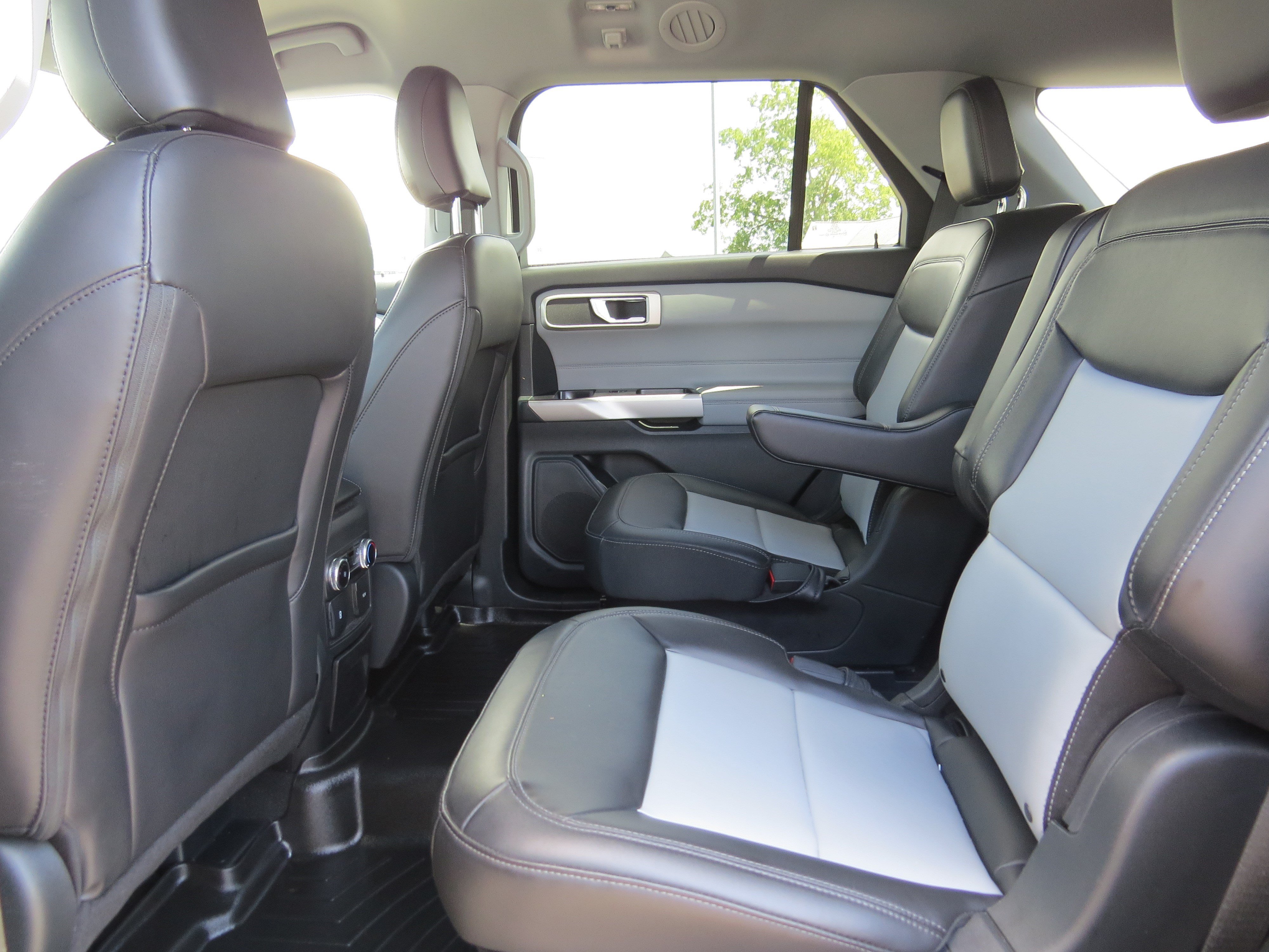 Used 2024 Ford Explorer XLT w/ Equipment Group 202A RWD image 13