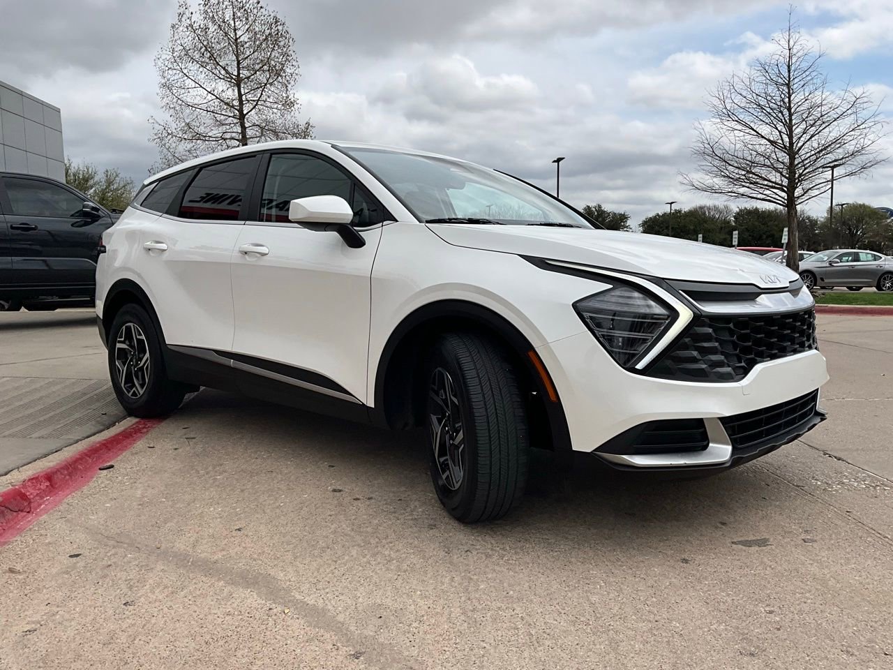 Used 2025 Kia Sportage LX image 4