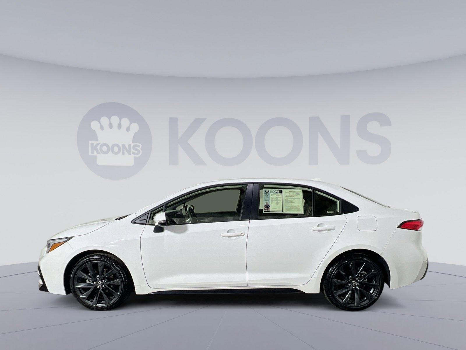 Used 2025 Toyota Corolla SE image 2