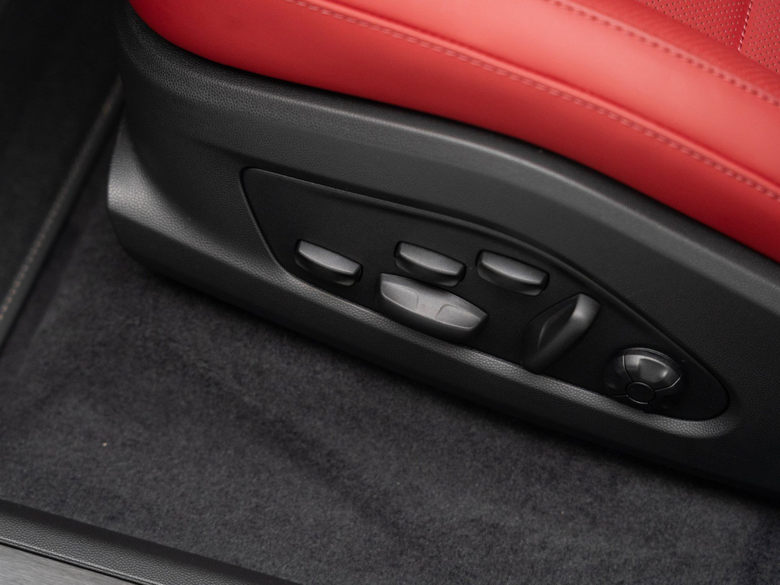 New 2026 Porsche Macan Turbo Electric image 16