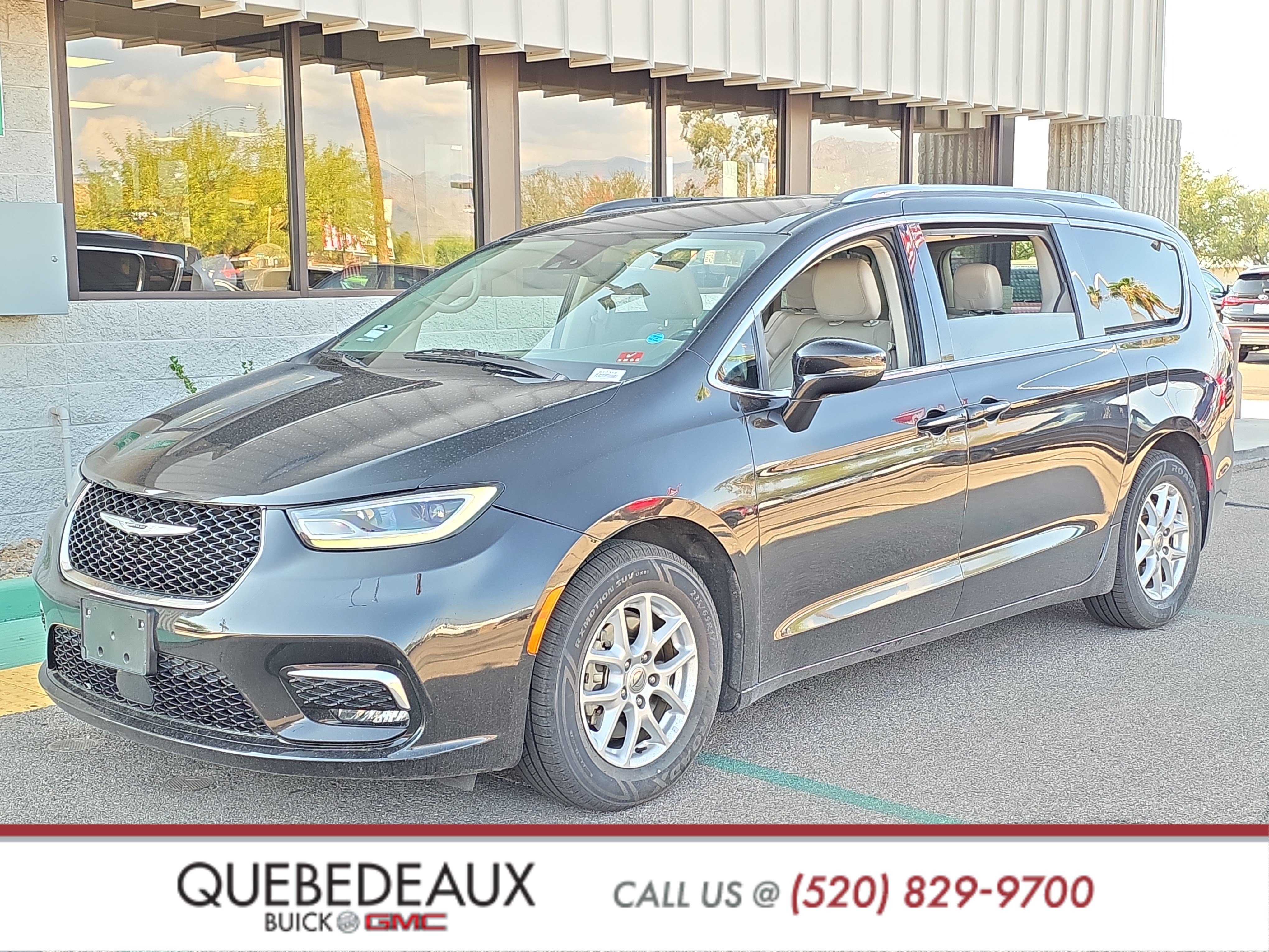Used 2021 Chrysler Pacifica Touring-L FWD image 3