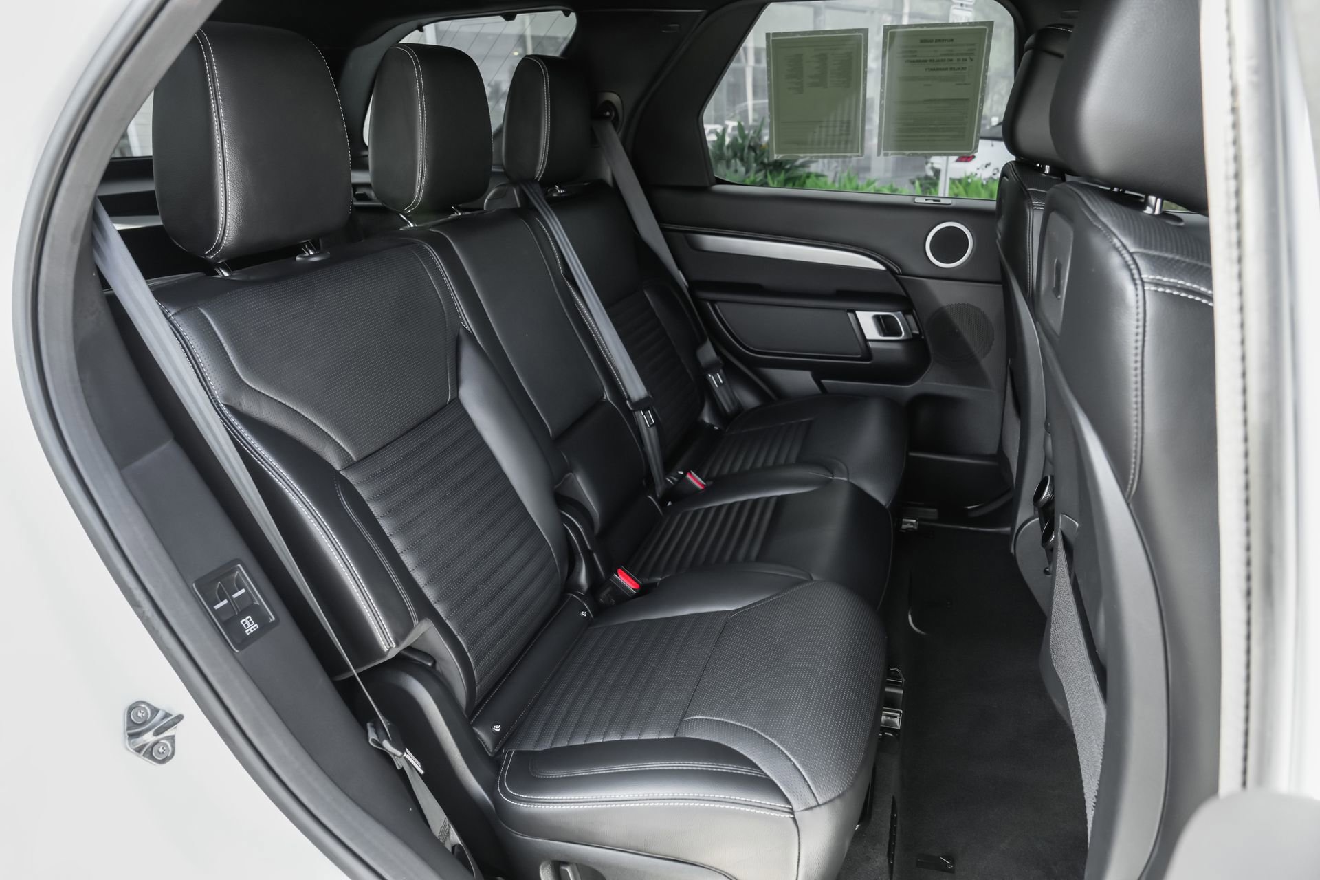 Used 2024 Land Rover Discovery Dynamic SE image 36