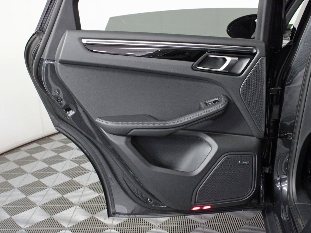 Certified 2025 Porsche Macan image 31