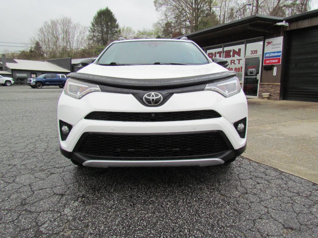 Used 2016 Toyota RAV4 SE image 2