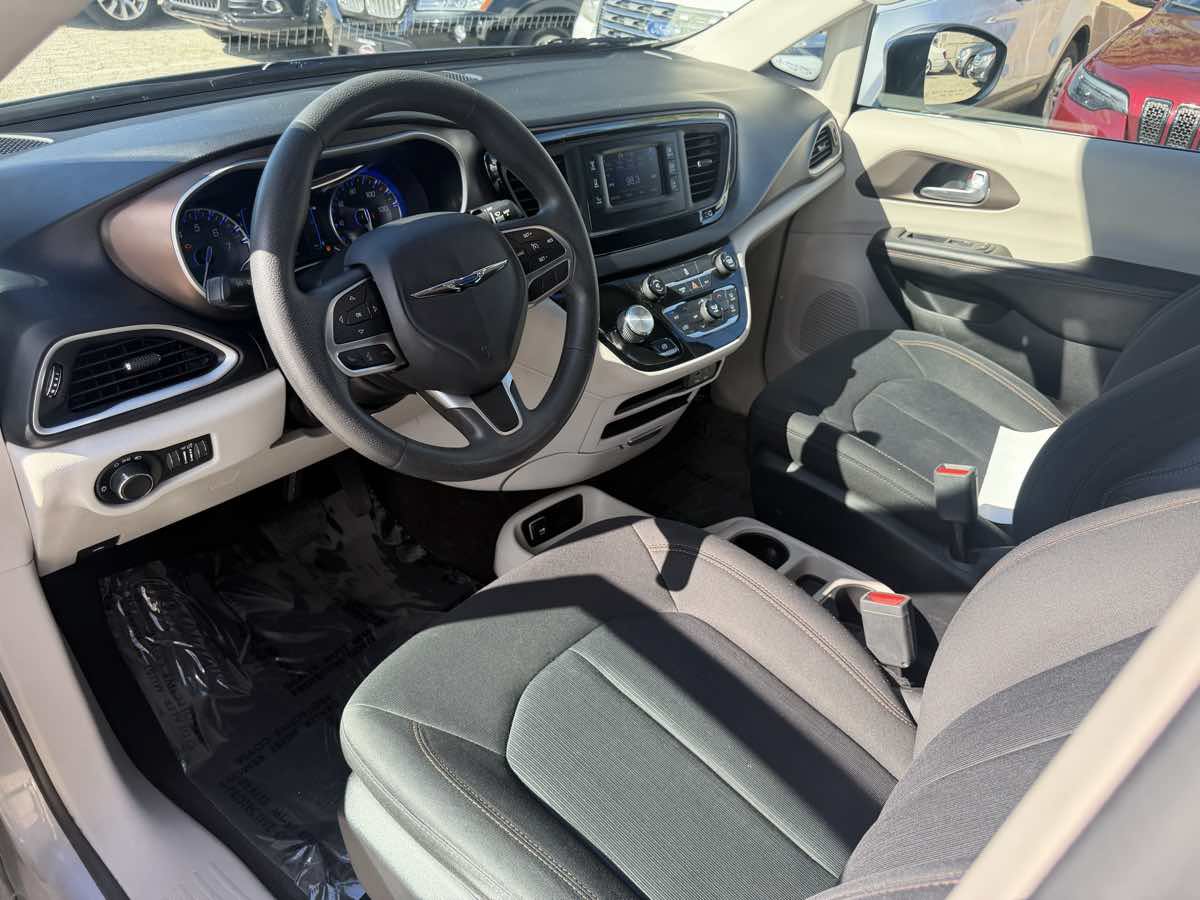 Used 2017 Chrysler Pacifica LX FWD image 9