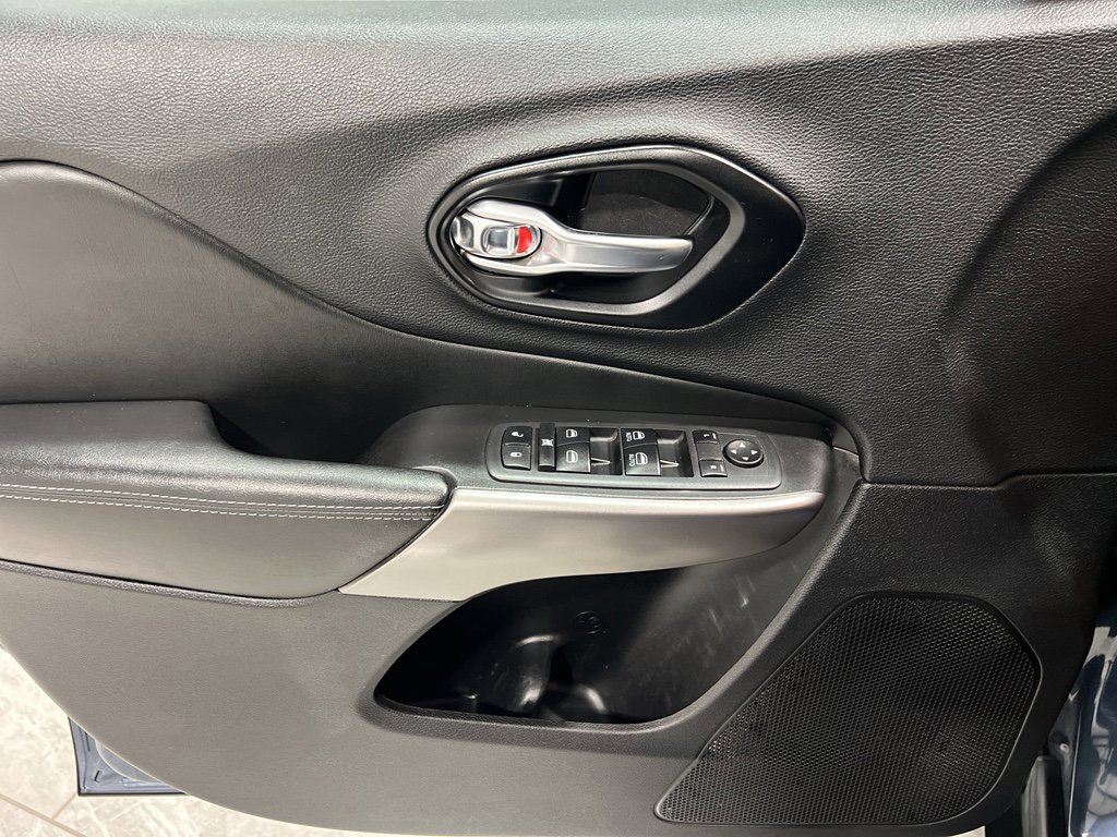 Used 2021 Jeep Cherokee Latitude w/ Mopar Interior Package image 20