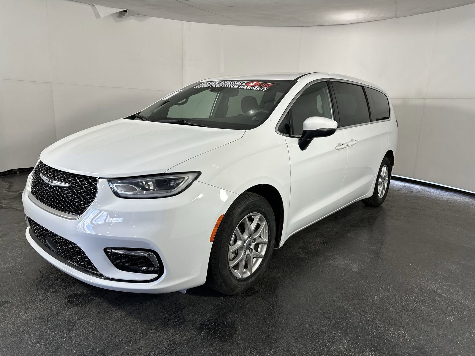 Used 2023 Chrysler Pacifica Touring image 4