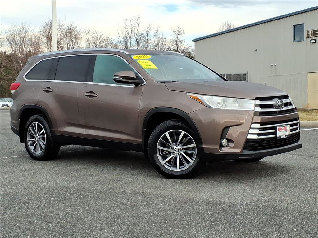 Used 2019 Toyota Highlander XLE image 2