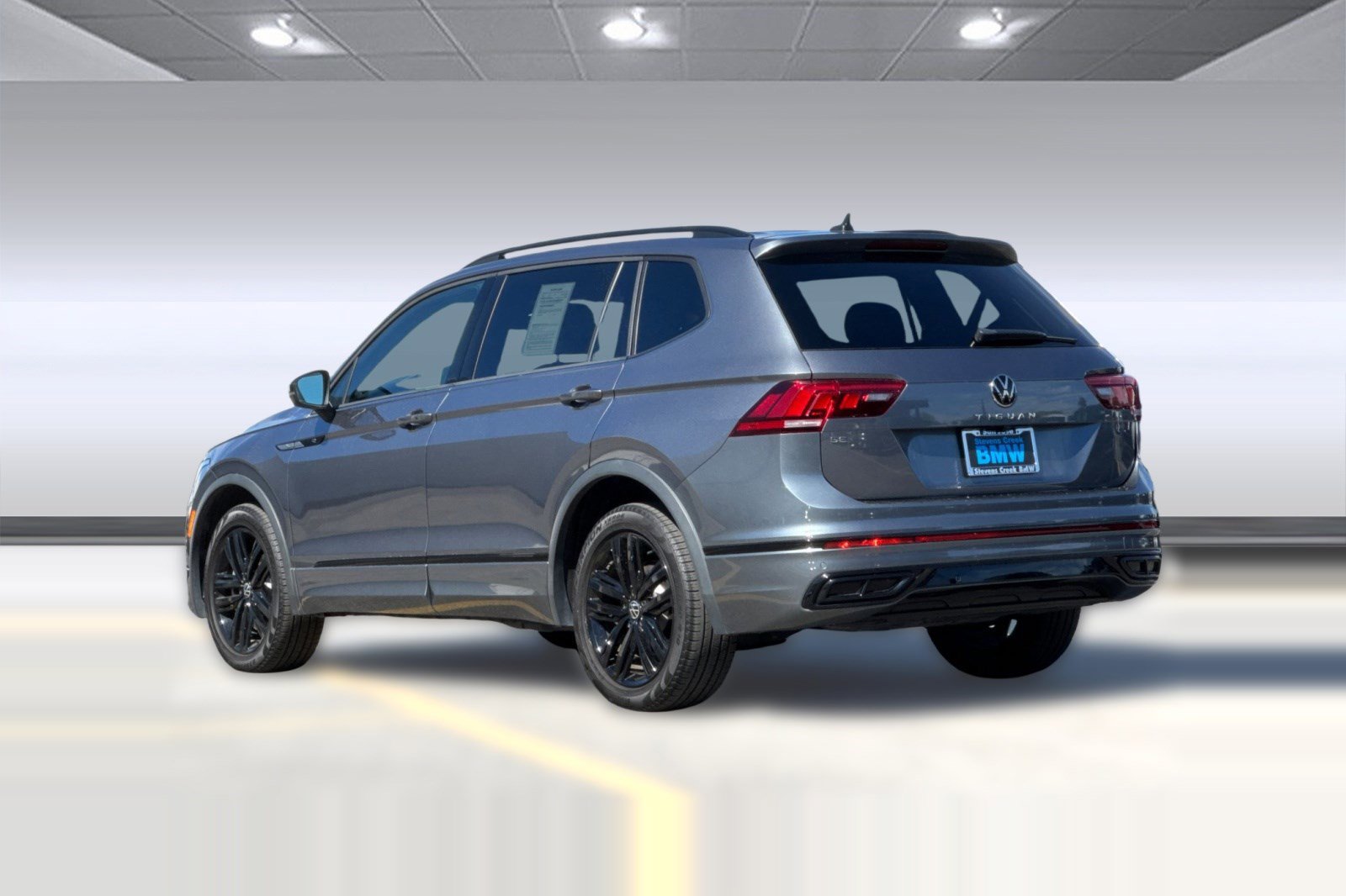 Used 2022 Volkswagen Tiguan SE R-Line image 3