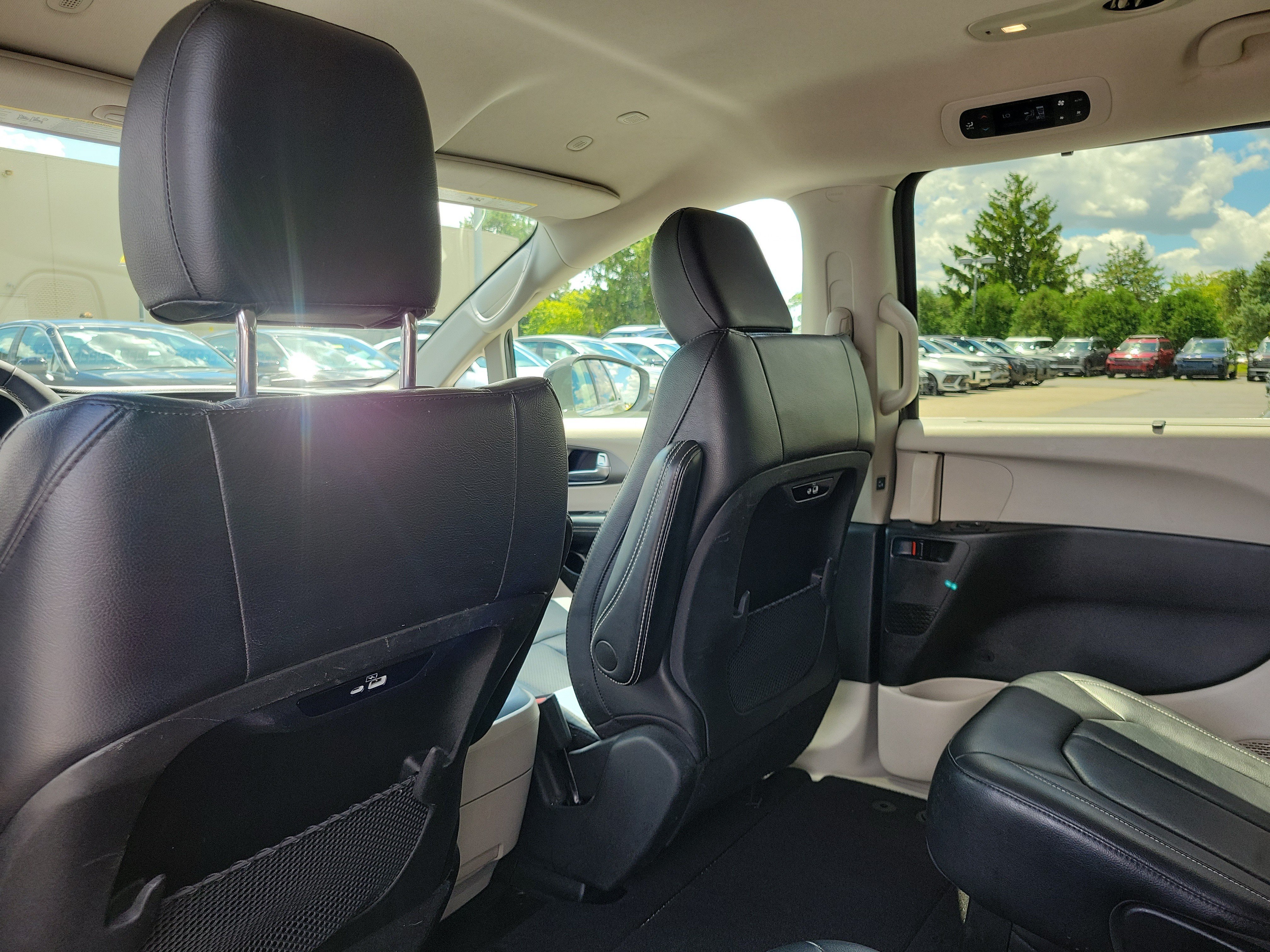 Used 2022 Chrysler Pacifica Touring-L FWD image 13
