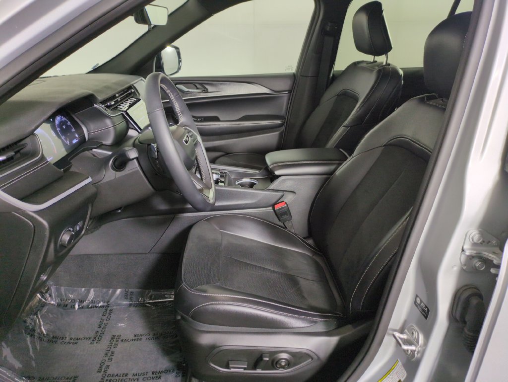 Used 2025 Jeep Grand Cherokee Altitude AWD/4WD image 13