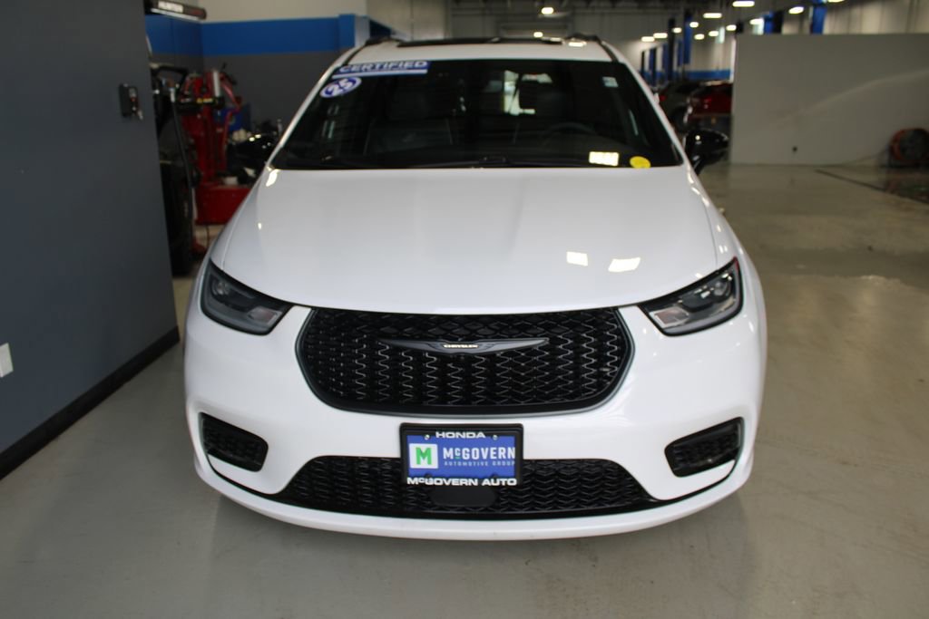 Used 2025 Chrysler Pacifica Limited FWD image 3