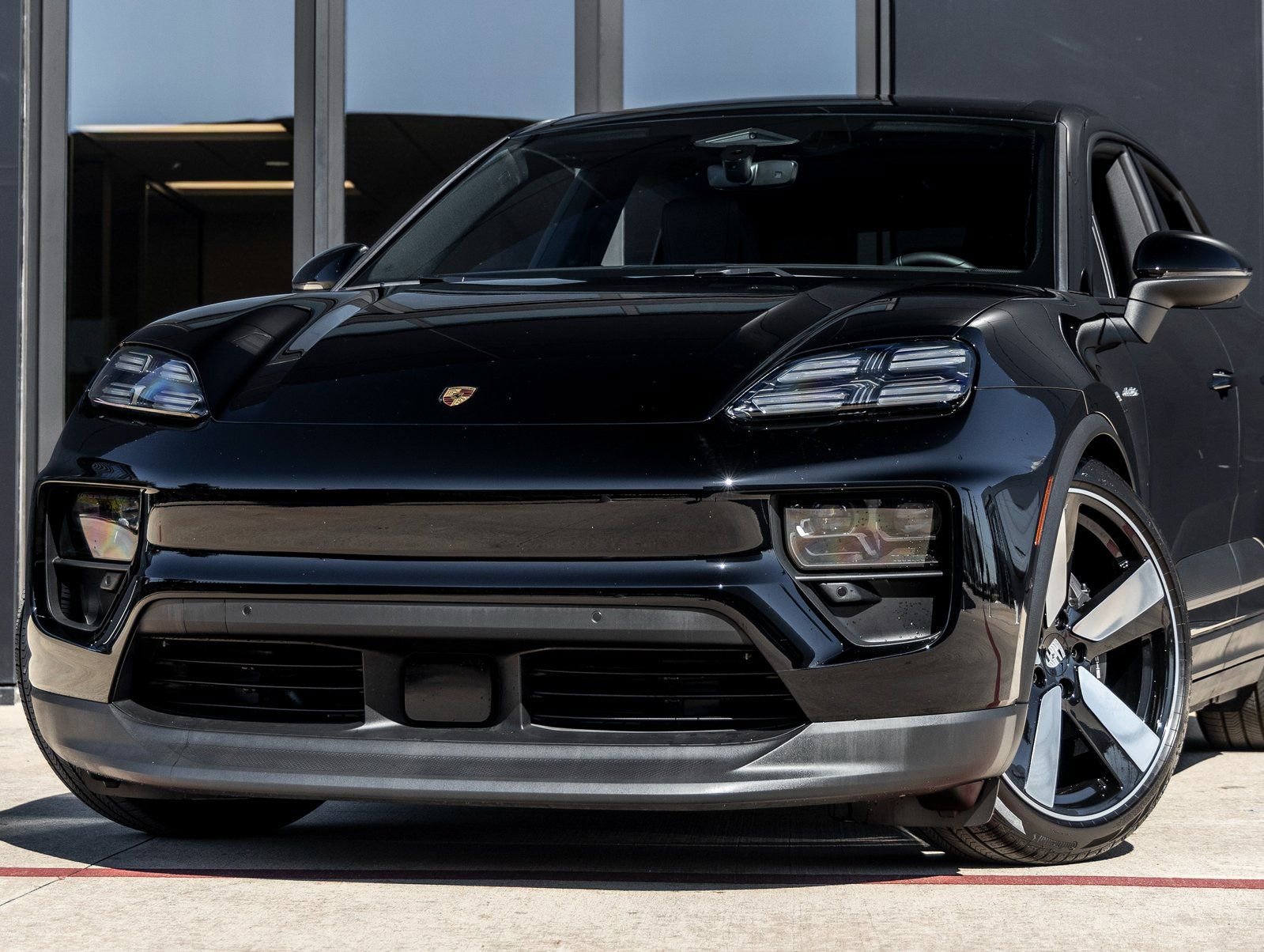 Certified 2025 Porsche Macan Electric image 7