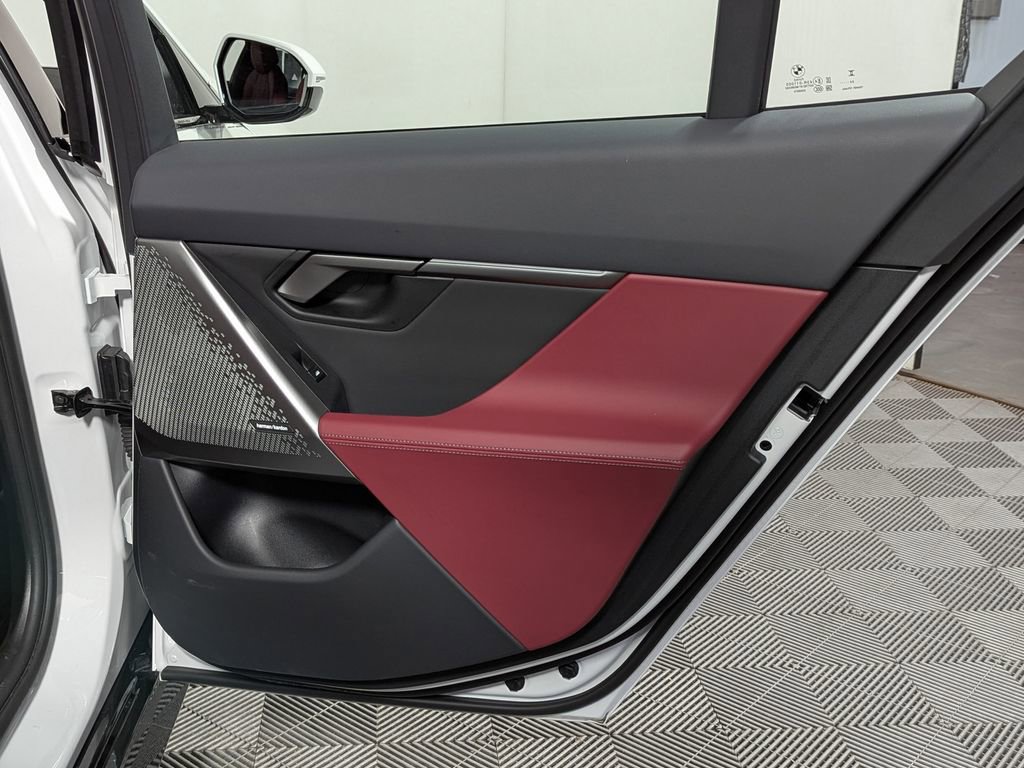 Used 2025 BMW 530i xDrive w/ M Sport Package image 41