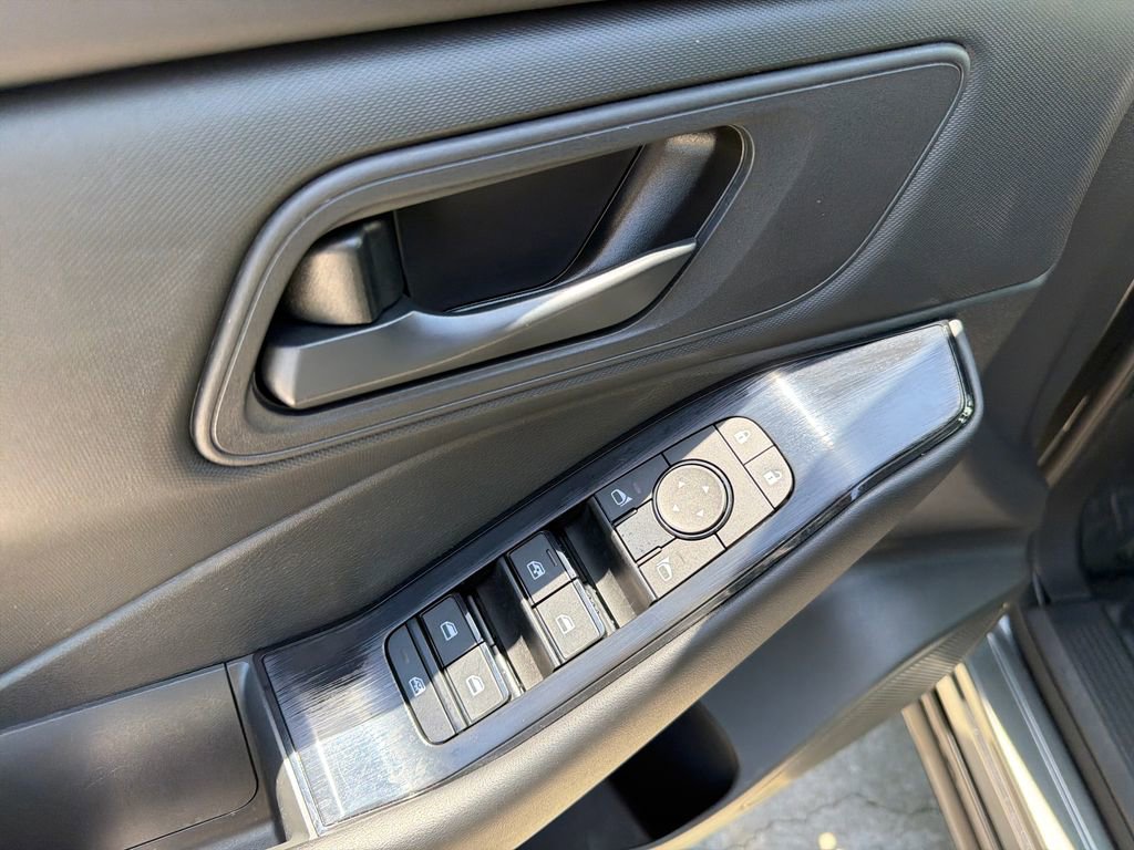 Used 2025 Nissan Rogue S FWD image 15