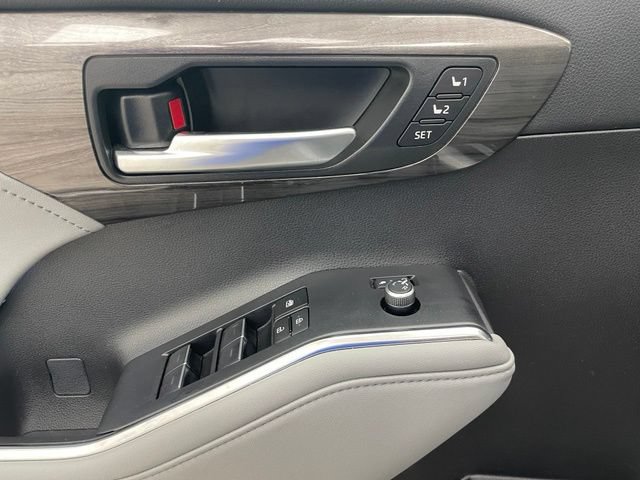 Used 2023 Toyota Highlander Limited AWD/4WD image 11