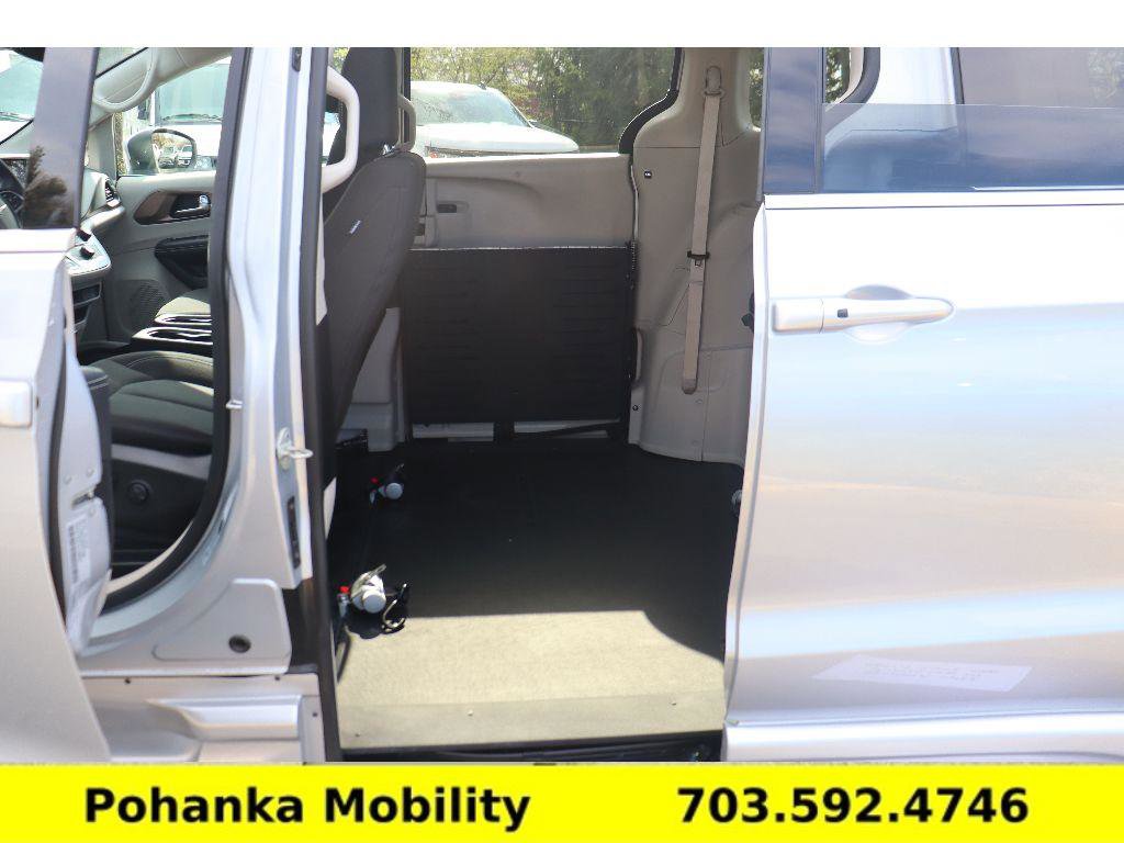 Used 2023 Chrysler Voyager LX image 25