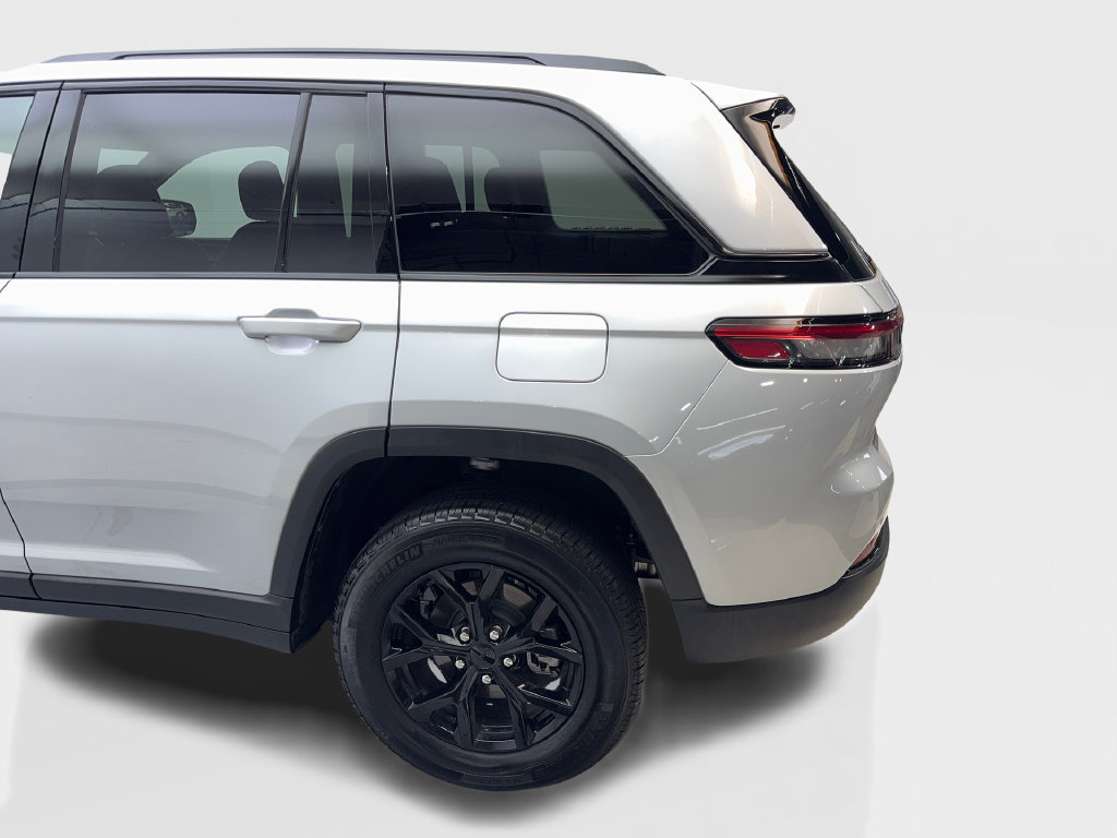 Used 2025 Jeep Grand Cherokee Altitude RWD image 19