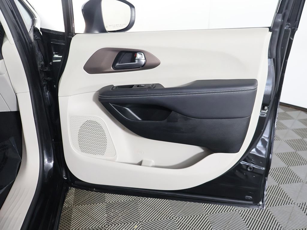 Used 2023 Chrysler Voyager LX FWD image 23