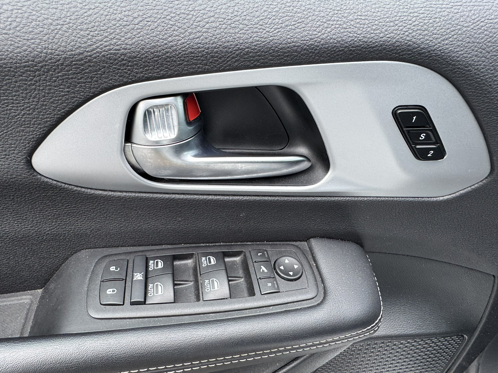 Used 2025 Chrysler Pacifica Limited FWD image 13