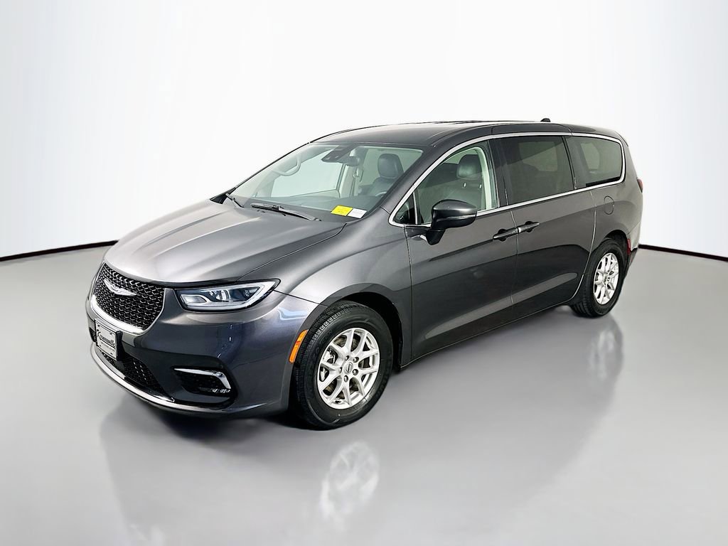 Used 2023 Chrysler Pacifica Touring-L FWD image 3