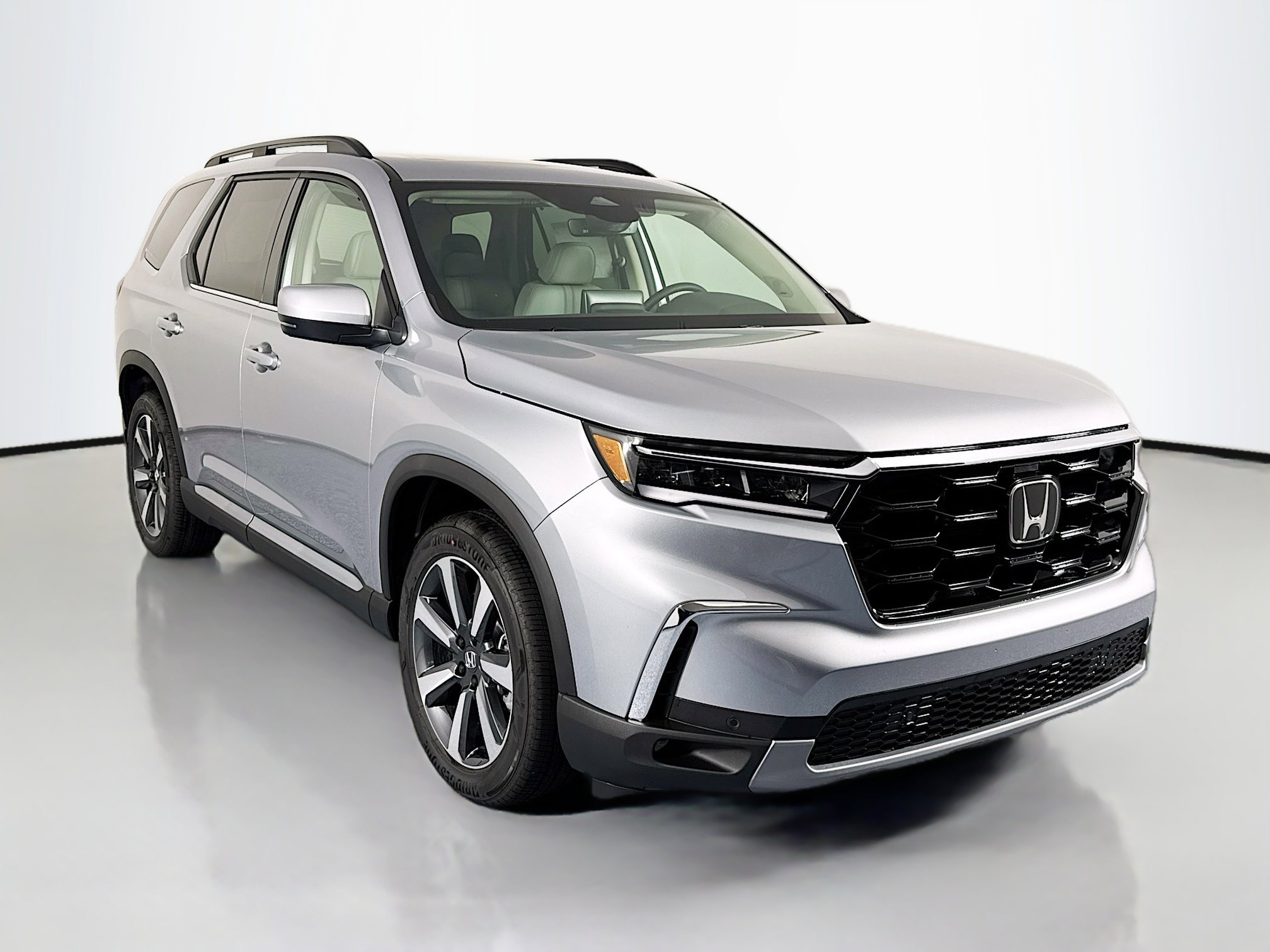 New 2025 Honda Pilot Touring image 3