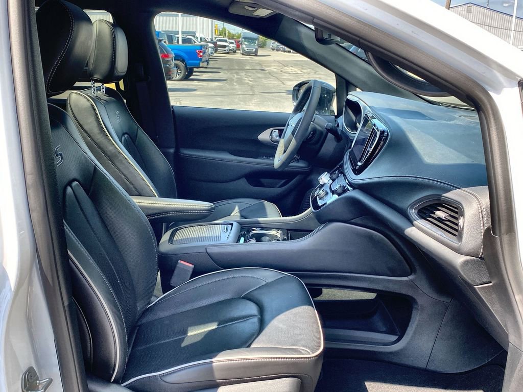 Used 2024 Chrysler Pacifica Limited w/ S Appearance Package image 24