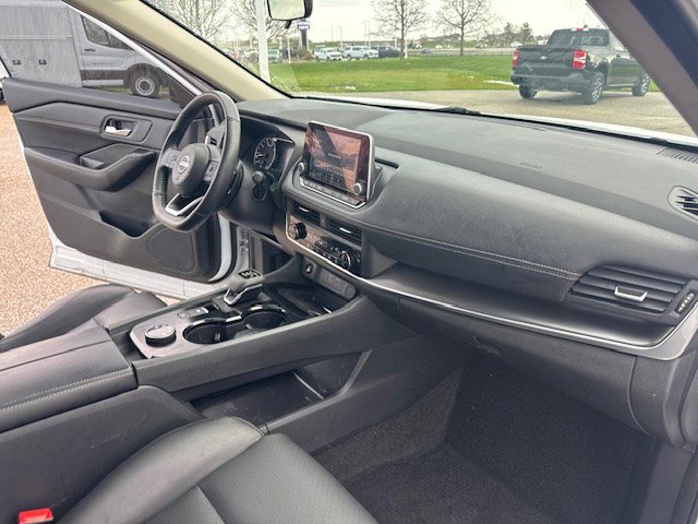 Used 2024 Nissan Rogue SV w/ SV Premium Package image 38