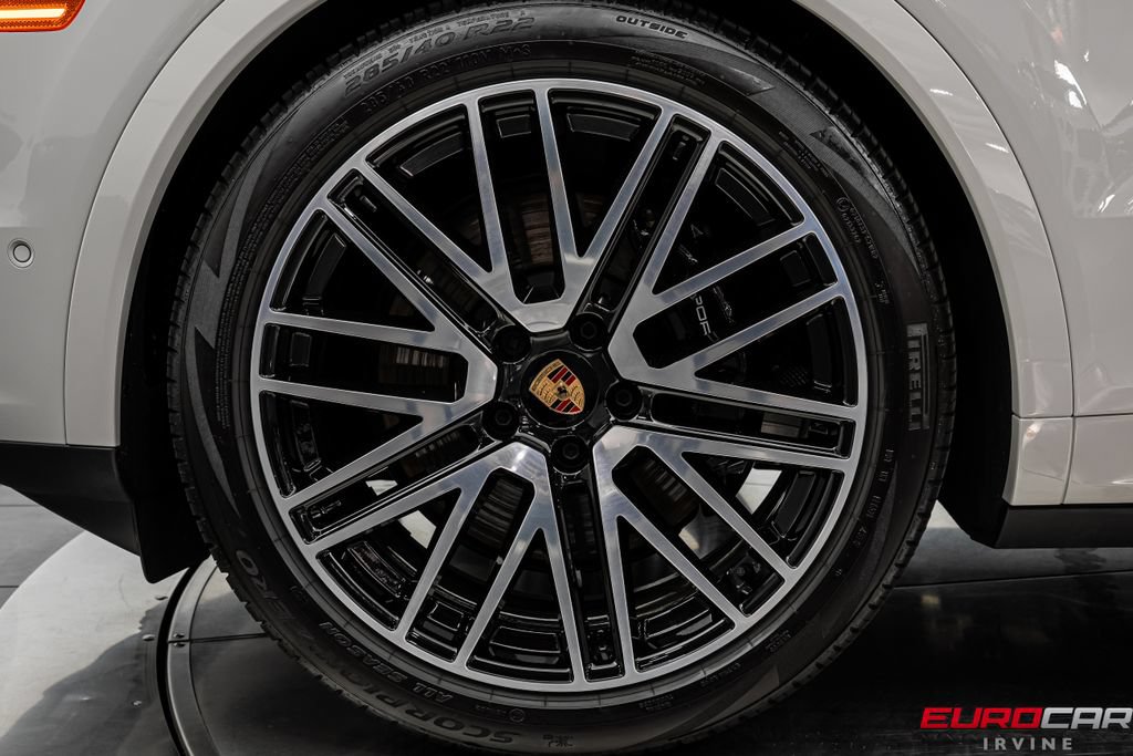 Used 2025 Porsche Cayenne AWD/4WD image 20