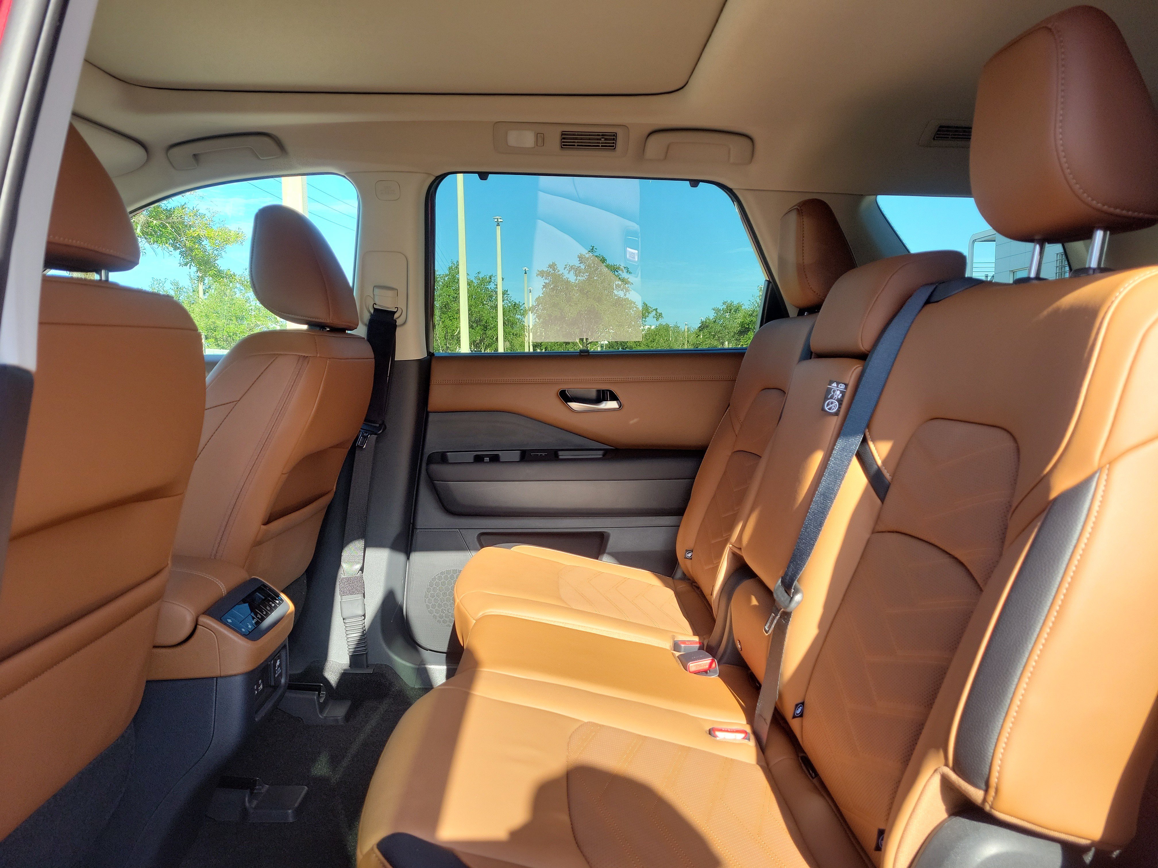 Certified 2025 Nissan Pathfinder Platinum w/ Black Appearance Package FWD image 18