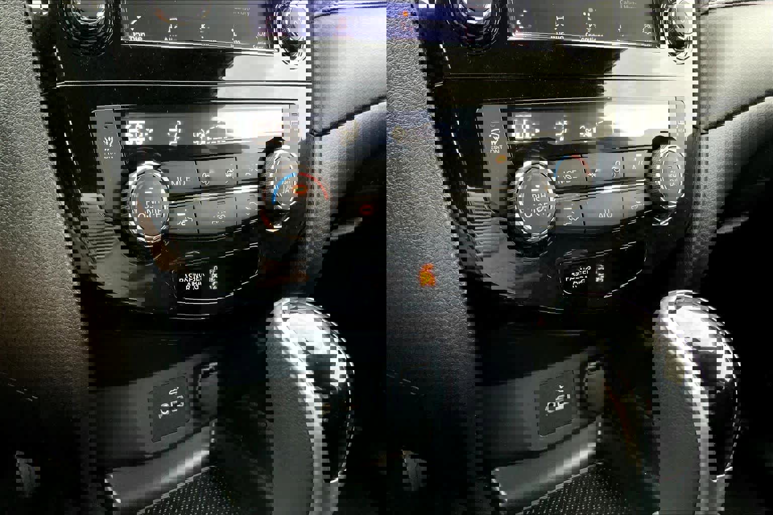 Used 2020 Nissan Rogue SV image 35