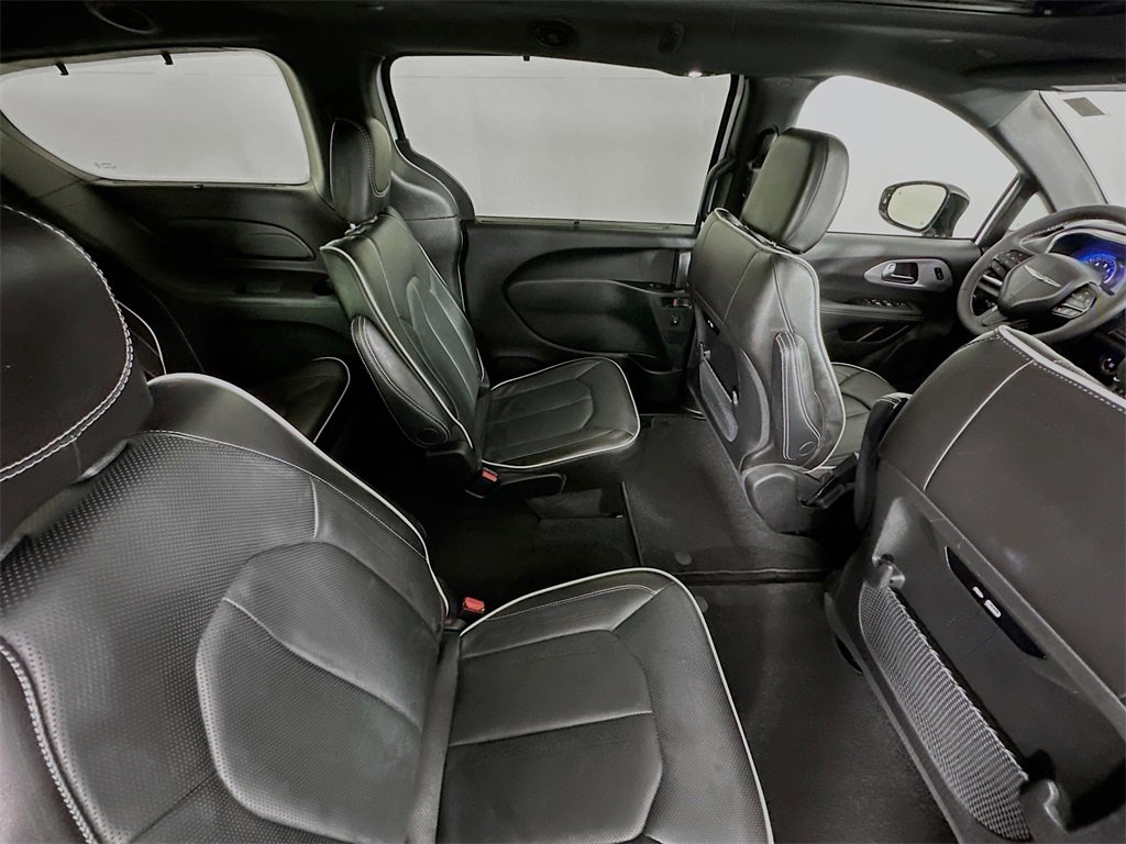 Used 2025 Chrysler Pacifica Limited image 29