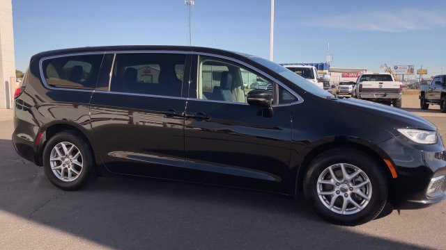 Used 2024 Chrysler Pacifica Touring-L FWD image 3