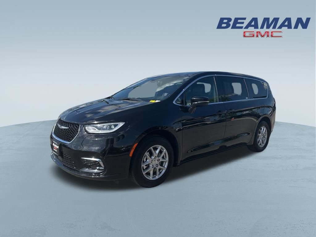 Used 2025 Chrysler Pacifica Select FWD image 3